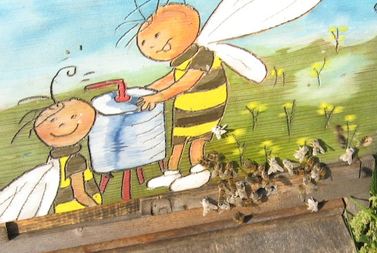 tl_files/demografiken/galerie/Bestaeubte BienenFlugloch.jpg