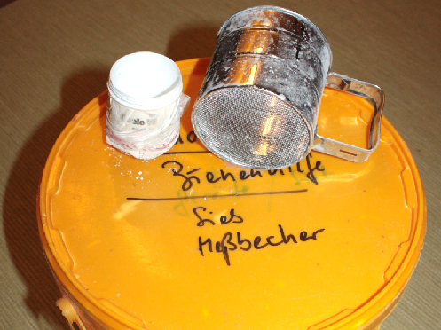 tl_files/demografiken/galerie/Messbecher Sieb gross3.jpg